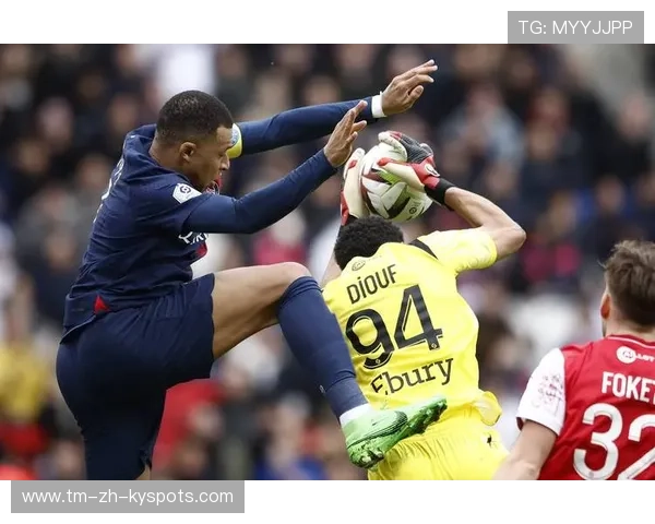 巴黎右侧不断发难，哈基米的突然前插极具穿透力